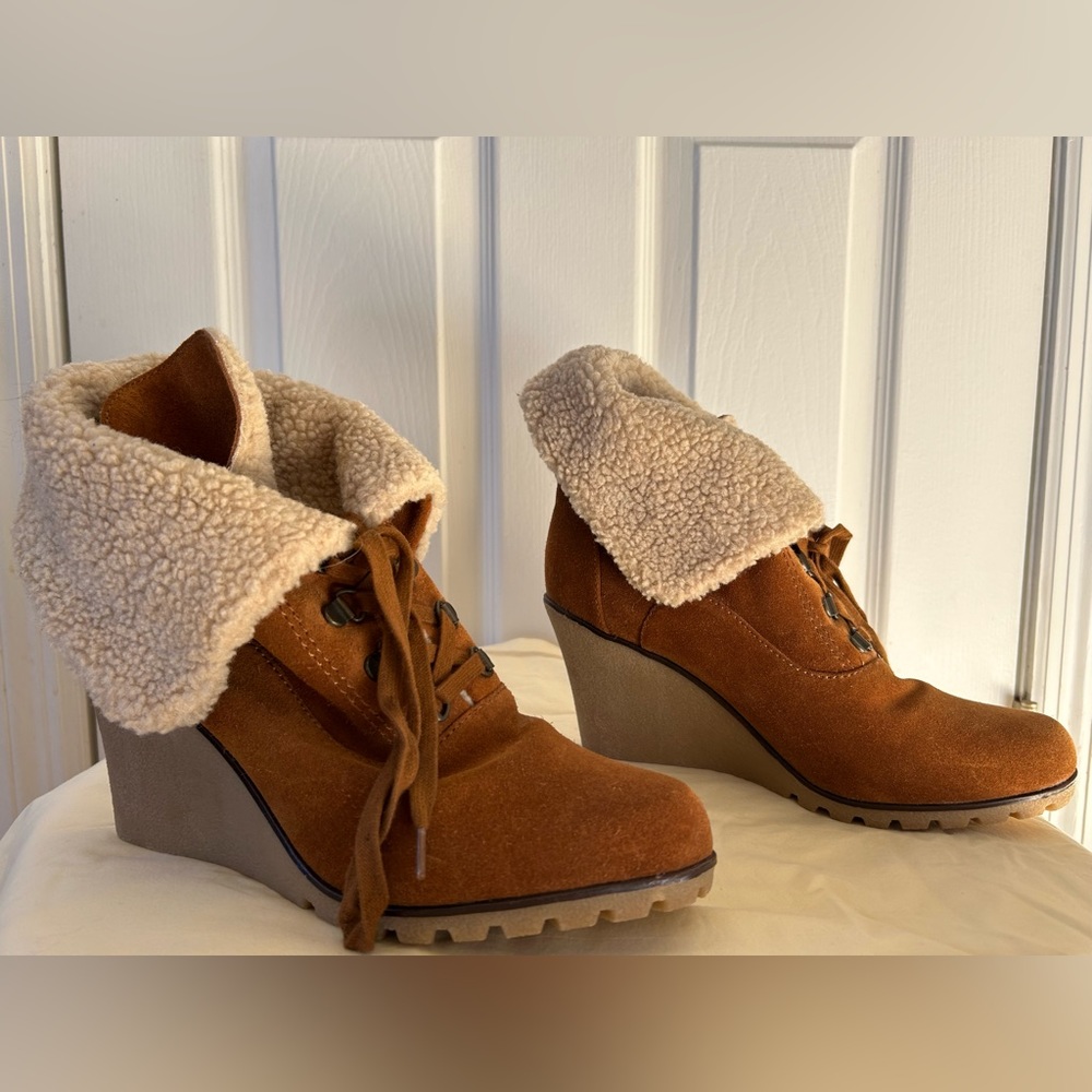 Kelsi Dagger women’s suede lace up wedge boots size 11